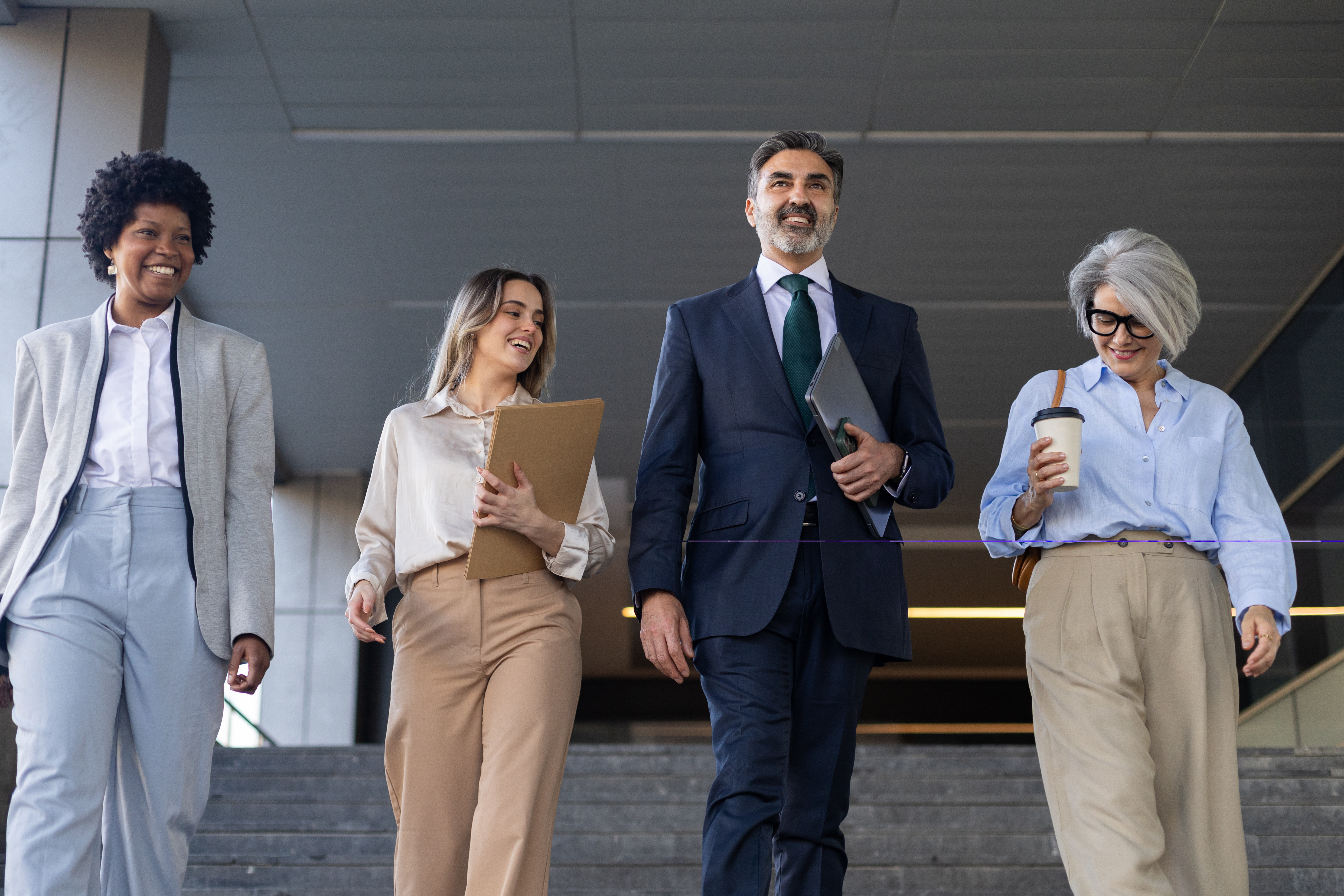 Profesionales de negocios caminando y hablando