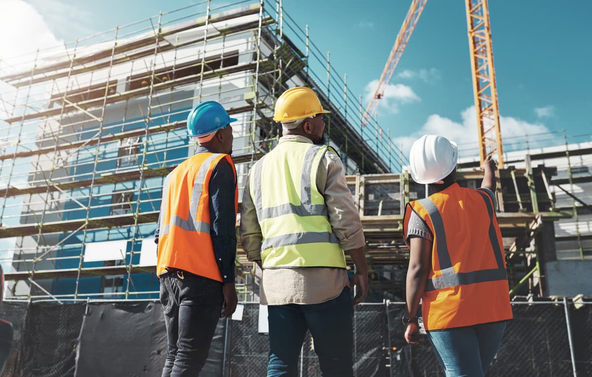 Trabajadores inspeccionando obra con tecnología